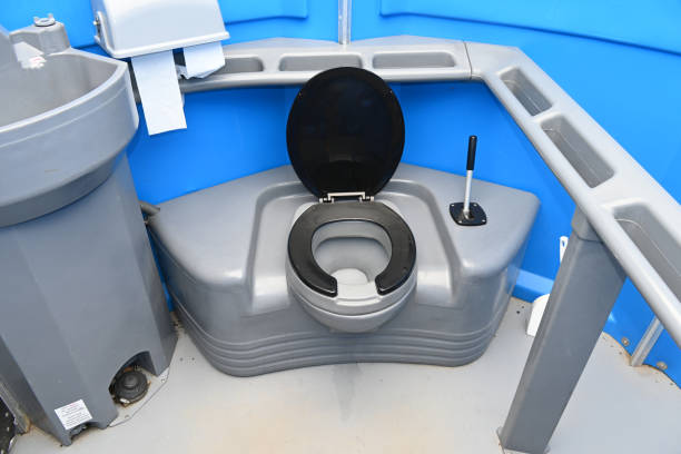 Best Portable restroom trailer rental  in Mascotte, FL